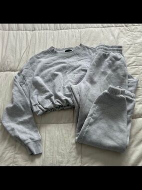 Dynamite Light‎ Gray Cropped Sweatshirt and Joggers Set